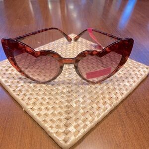 Betsey Johnson Heart Shape Cats eye Tortoise Shell Sunglasses.Free blue case.